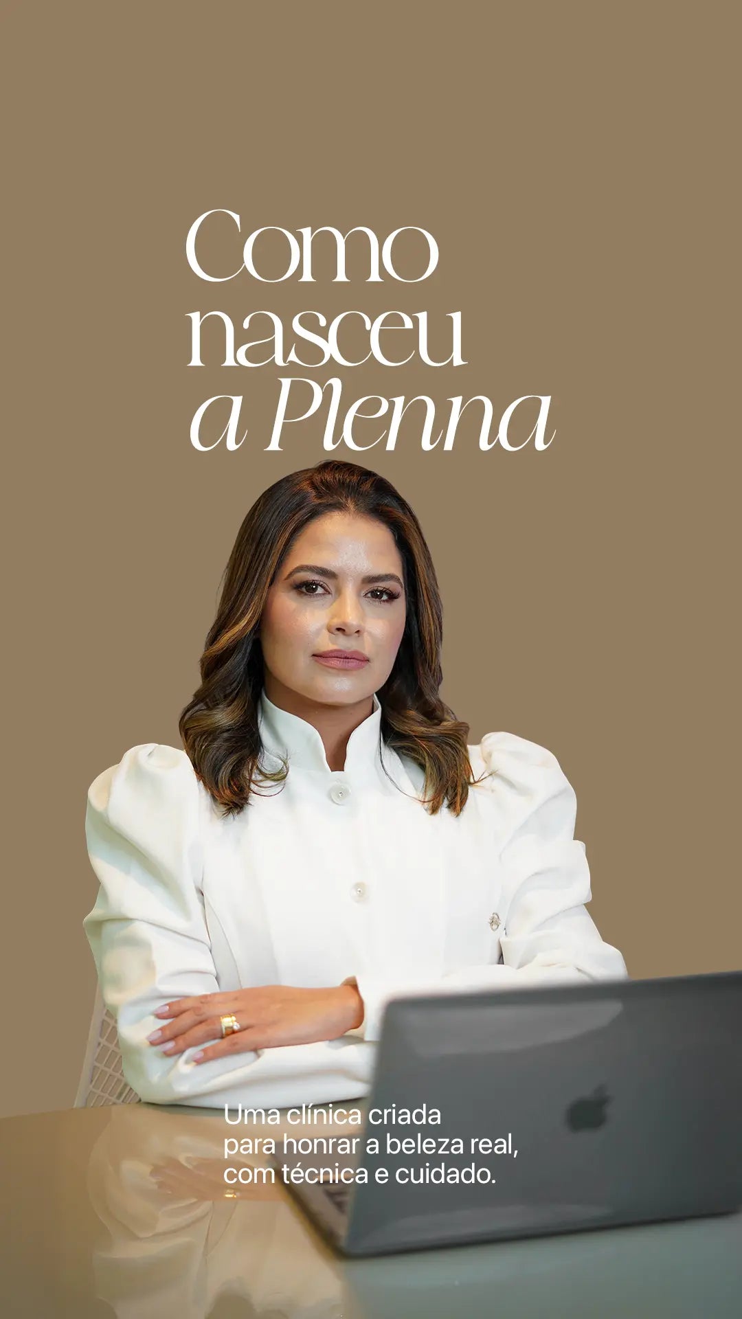 Mulher com contorno glúteo natural após tratamento Plenna